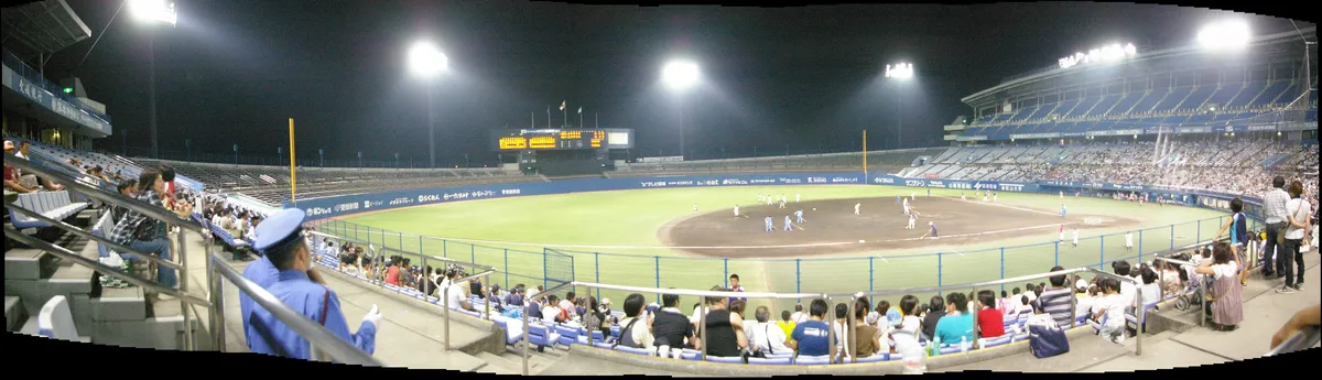 夜間照明がともる坊っちゃんスタジアムのグラウンドと観客席