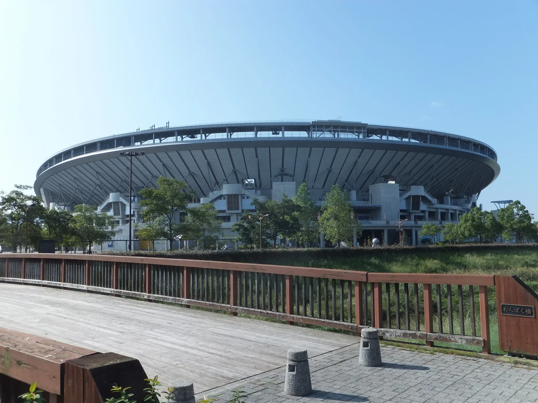 青空の下に広がる坊っちゃんスタジアムの外観
