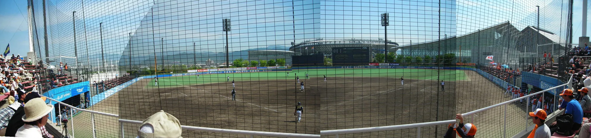 マドンナスタジアムのグラウンドと観客席のパノラマ